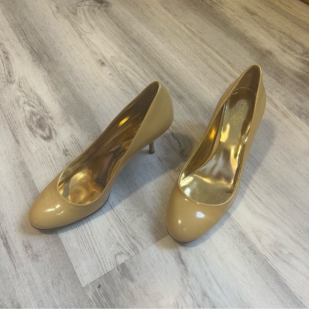 Coach patent mustard court shoe high heels - Picture 7 of 7